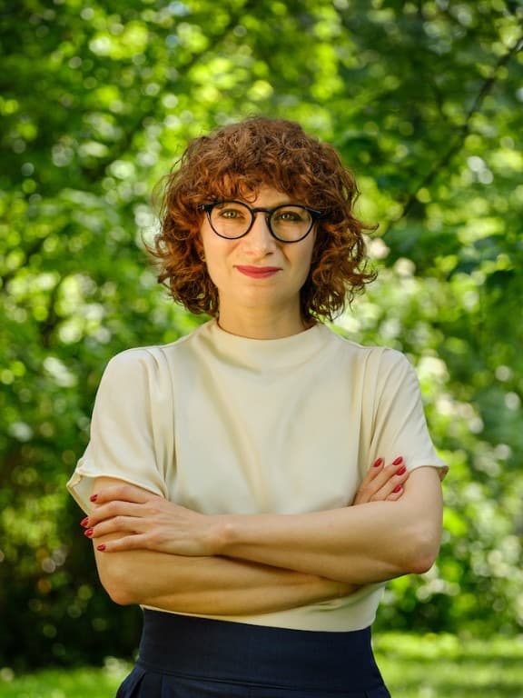 Daria Gosek-Popiołek — portret w zieleni parku